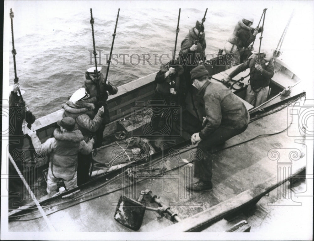 1965 Press Photo Alex J. Babanin Taken Off Soviet Ship Churgin By Coast Guard - Historic Images