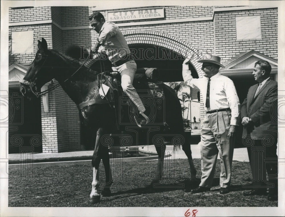 1961 Press Photo Chuck Horne Cowby Rides Horse At Sarasota City Hall With Sherif - Historic Images