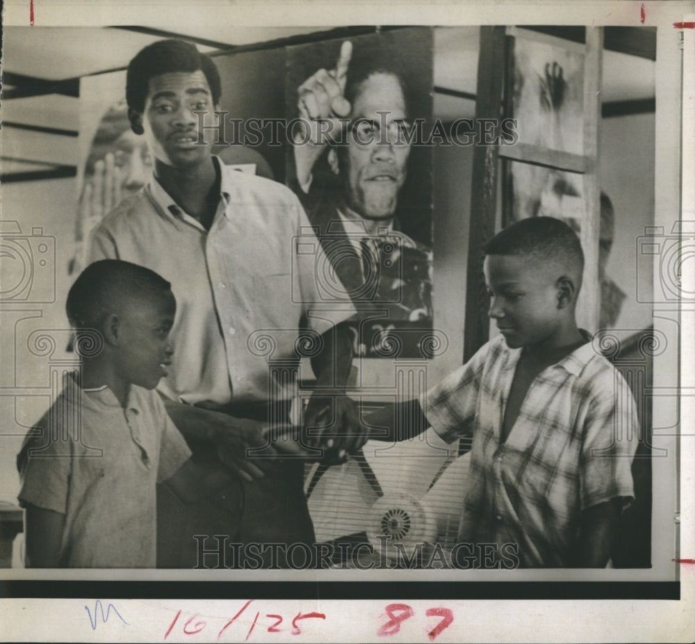 1968 Press Photo David Horne teaches students - Historic Images