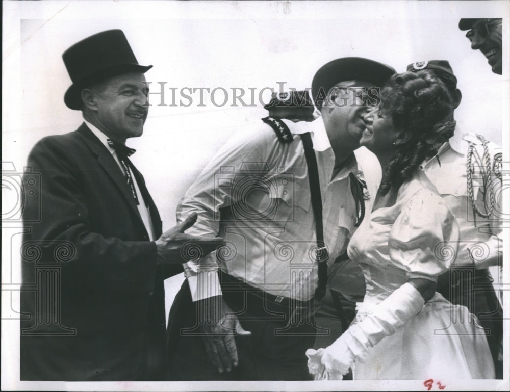 1954 Press Photo Madeira Beach Mayor J Peter Marmein Gay 90's parade - Historic Images