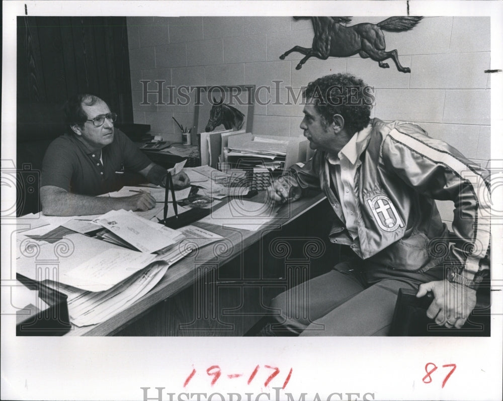 1982 Press Photo Chaplain Horbelt Tampa Bay Downs general manager Mike Mackey - Historic Images