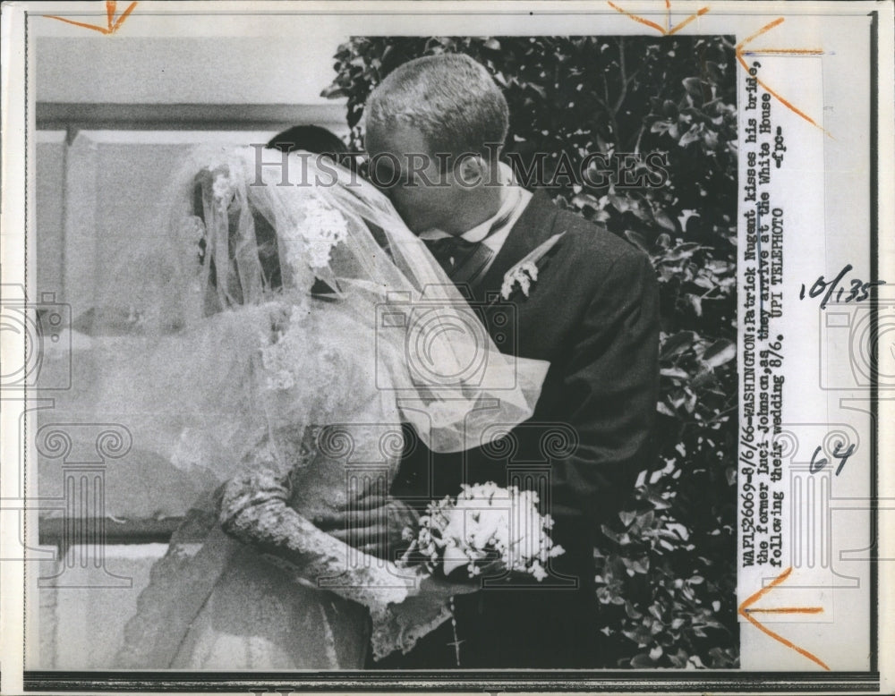 1966 Press Photo Patrick Nugent Kissing Bride Luci At Whitehouse After Wedding - Historic Images