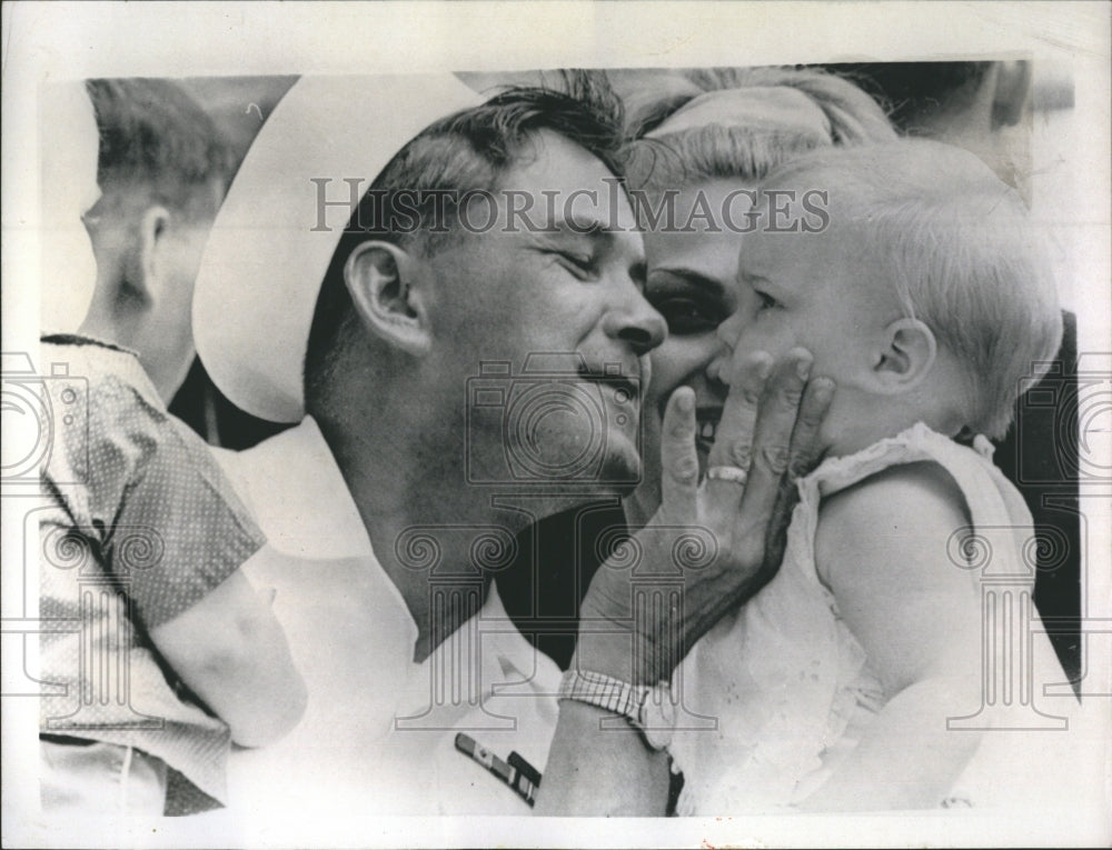 1966 Press Photo Fred Taylor back Vietnam daughter Teresa wife Dolly - Historic Images