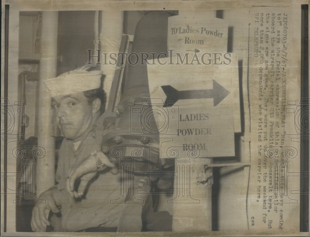 1967 Press Photo USS Franklin Roosevelt Signs for Visiting Family - Historic Images