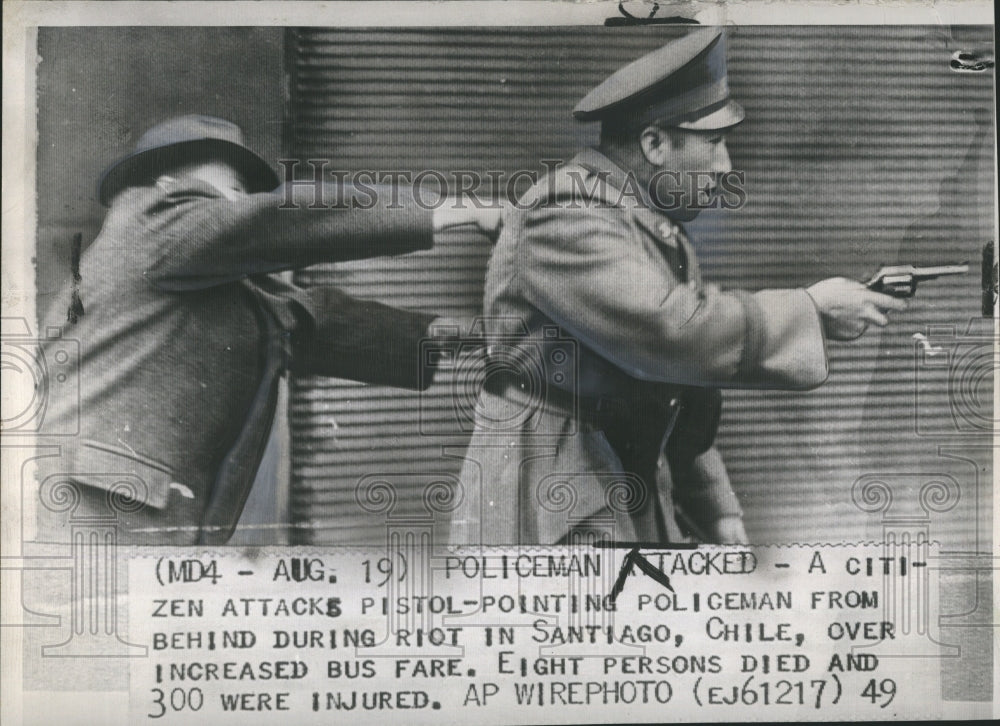 1949 Press Photo  The Police man attacked. - Historic Images