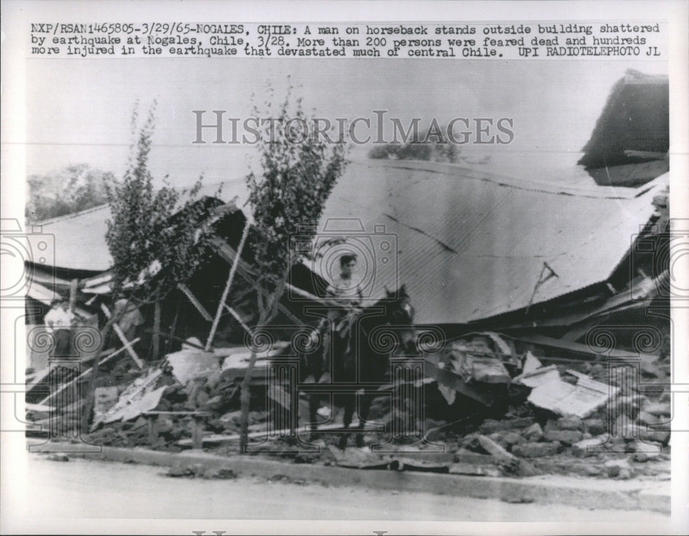 1965 Press Photo Chilean Man on Horse Among Destruction From Earthquake - Historic Images