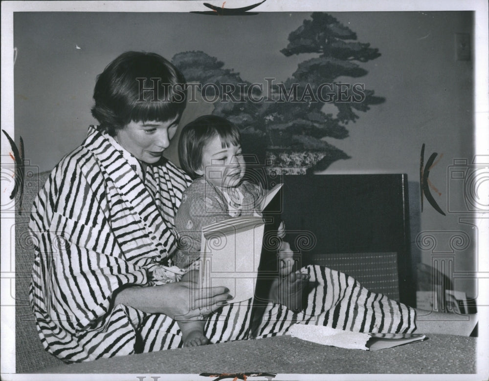 1958 Press Photo Shirley MacLaine Stephanie Sachiko - Historic Images