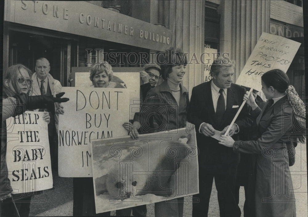 1975 Press Photo Sen.Charles Percy Talks To Protesters About Seal Hunting - Historic Images