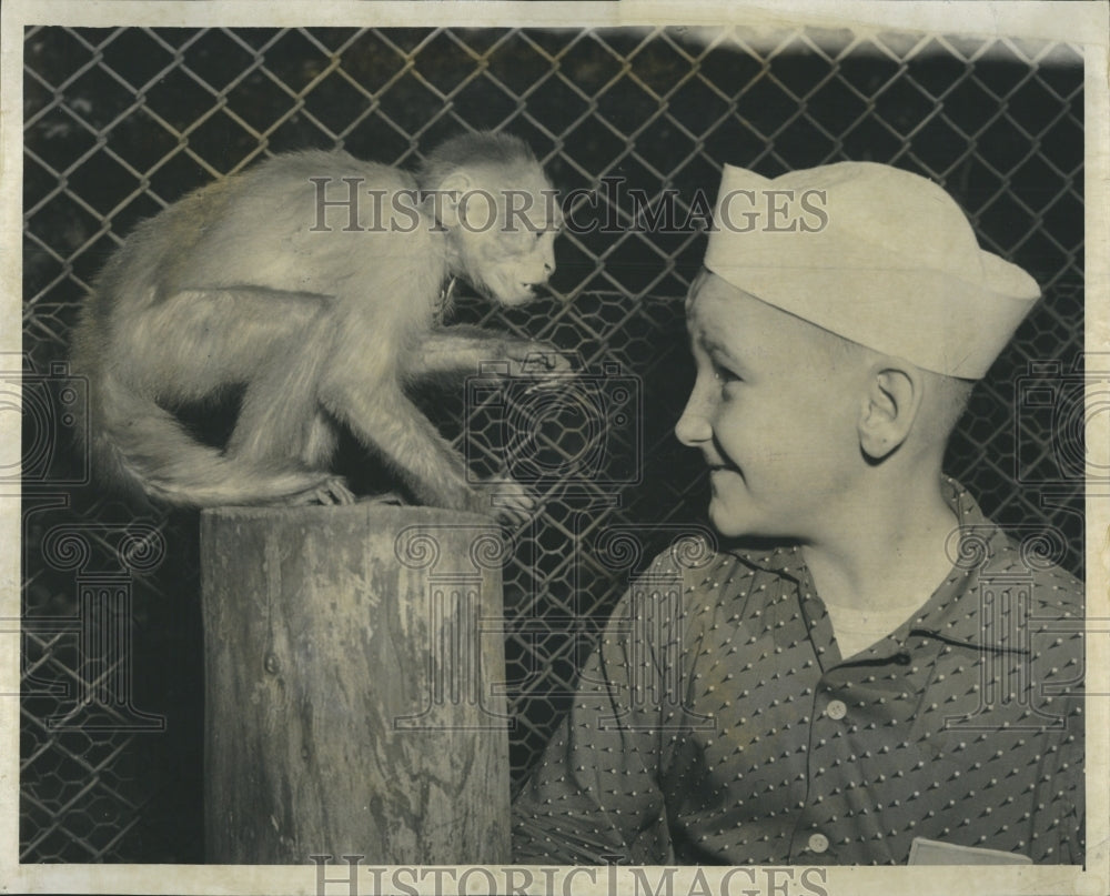 1957 Press Photo Capuchen Monkey Whispering To Boy At Lincoln Park Zoo - Historic Images