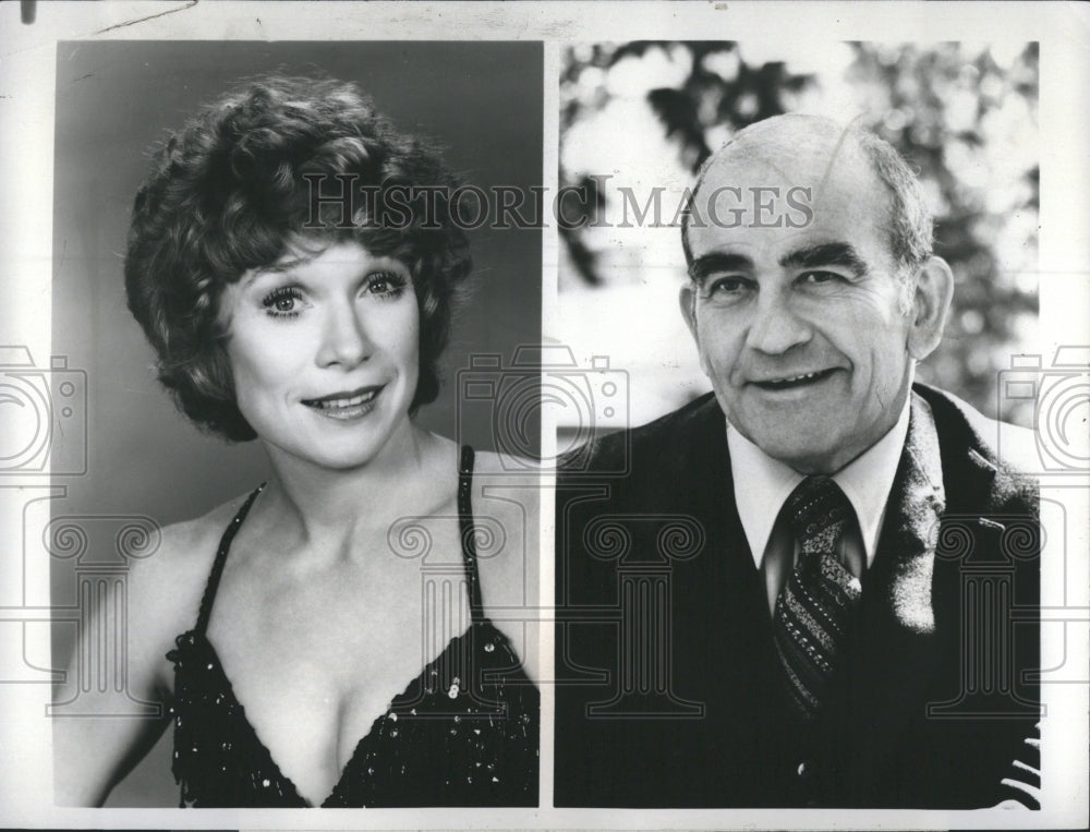 1981 Press Photo Shirley MacLaine Edward Asner Emmy - Historic Images