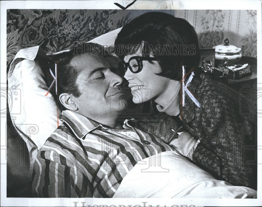 1971 Press Photo Shirley MacLaine And Rossano Brazzi In Woman Times Seven - Historic Images