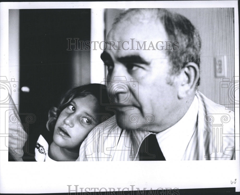 1973 Press Photo Edward Asner With his Daughter Liza On his Shoulder - Historic Images