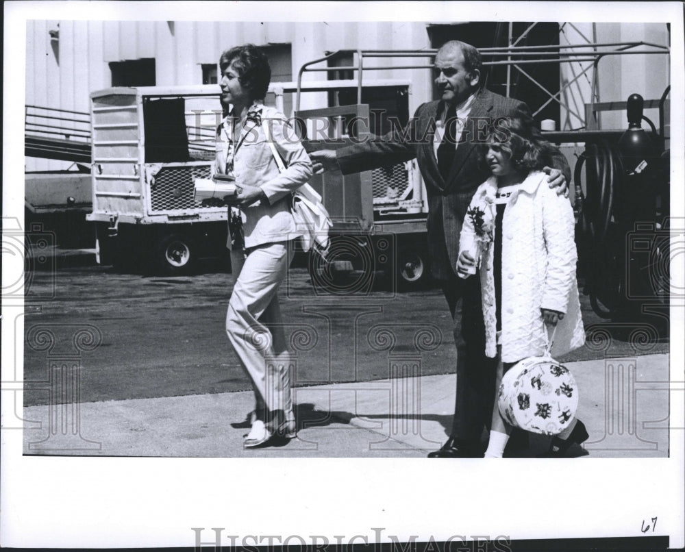 1973 Press Photo Actor Edward Asner With Wife Nancy And Daughter Liza Walkikng - Historic Images