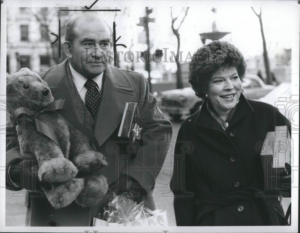 1981 Press Photo Actor Edward Asner Holding Teddy Bear And Presents With Woman - Historic Images