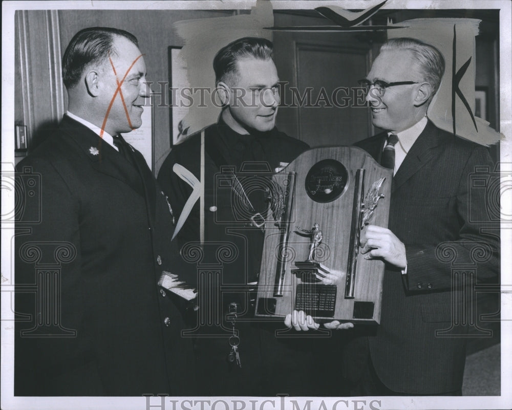 1962 Press Photo Inspector Harry Reeves presents a trophy - Historic Images