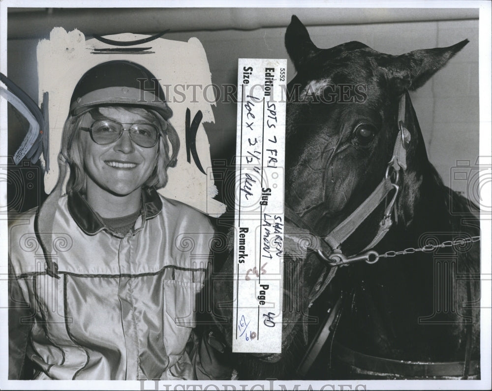 1975 Press Photo Sharyn Lamont Harness Driver Smiles Horse St. Petersburg - Historic Images