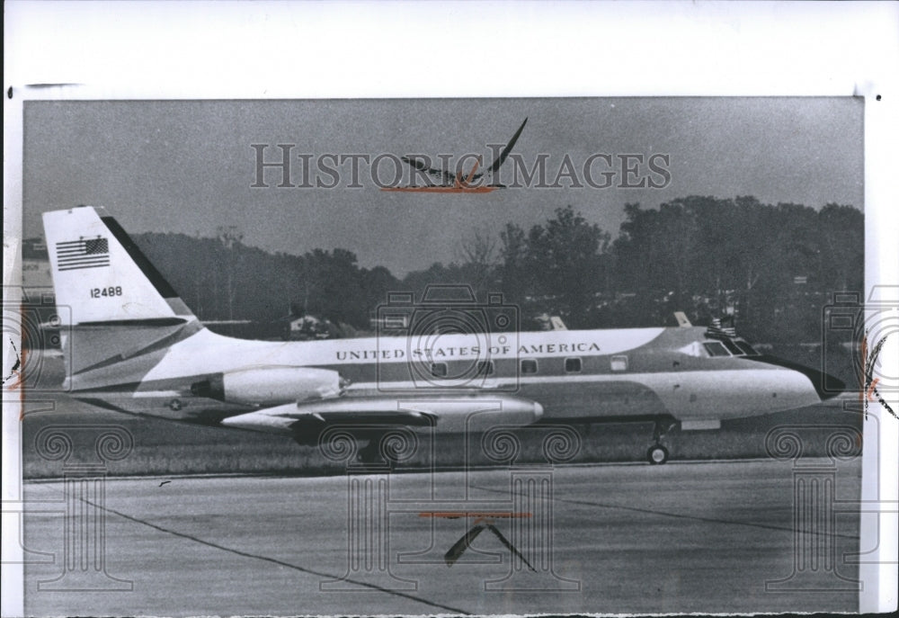 1964 Press Photo President Johnson Flies Smaller Air Force Plane Cuts Costs - Historic Images