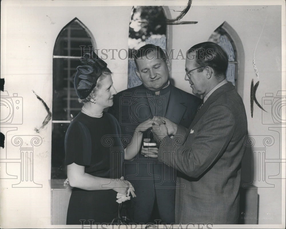 1949 Press Photo Rex Jacobs Virginia Farrell Wedding Reverend Glenn Utterback - Historic Images