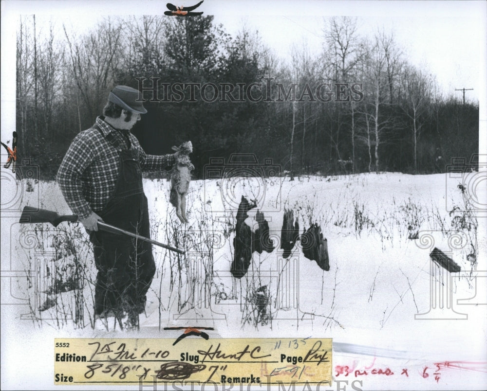 1975 Press Photo Rabbit hunting - RSH10543 - Historic Images