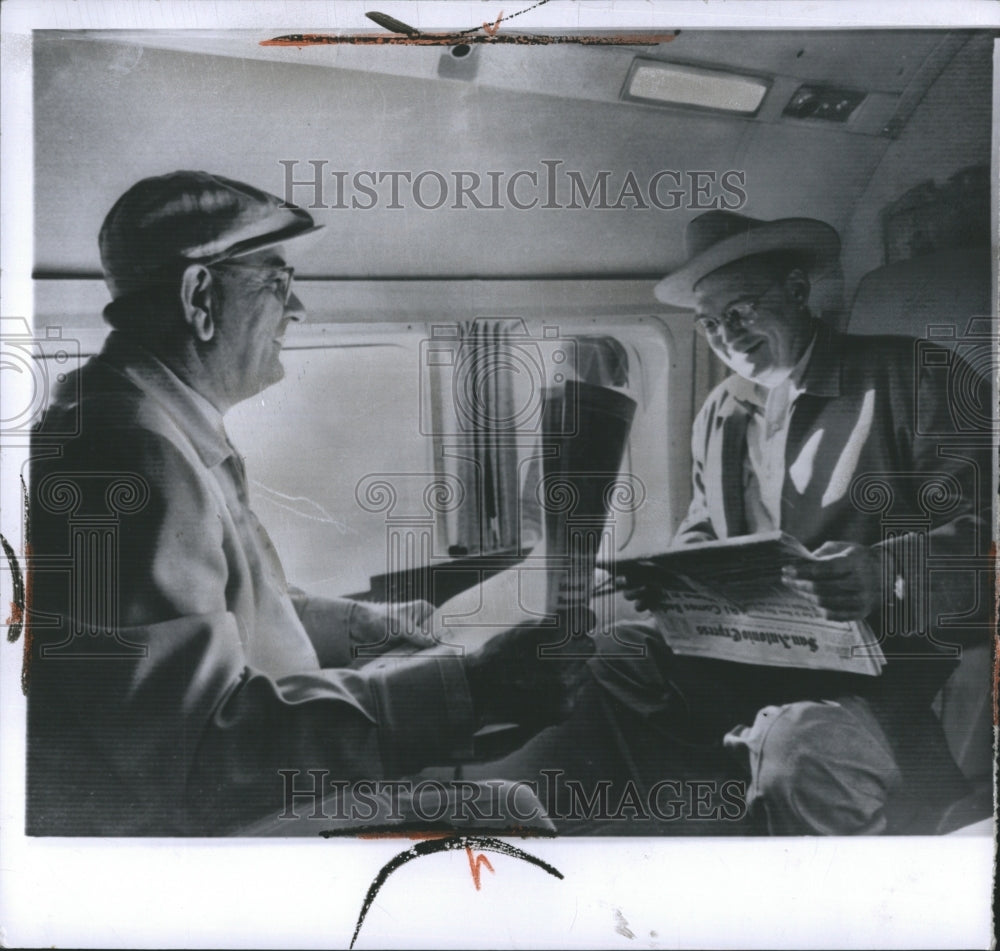 1964 Press Photo Lyndon B. Johnson Reading Newspaper During Train Tip - Historic Images