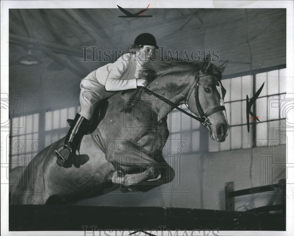 1960 Press Photo Sarah Fisher And Horse Lady Eton Prepare For Equestrian Event - Historic Images