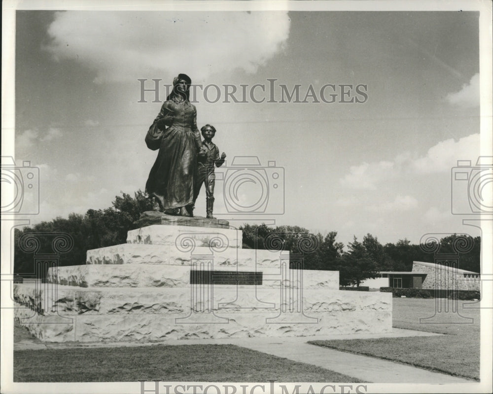 1963 Press Photo Pioneer woman monument and museum in Oklahoma - Historic Images