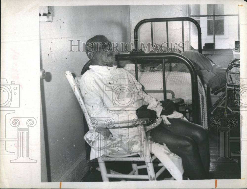 1966 Press Photo Passing the hours at Brandenton Rest Home - RSH10637 - Historic Images