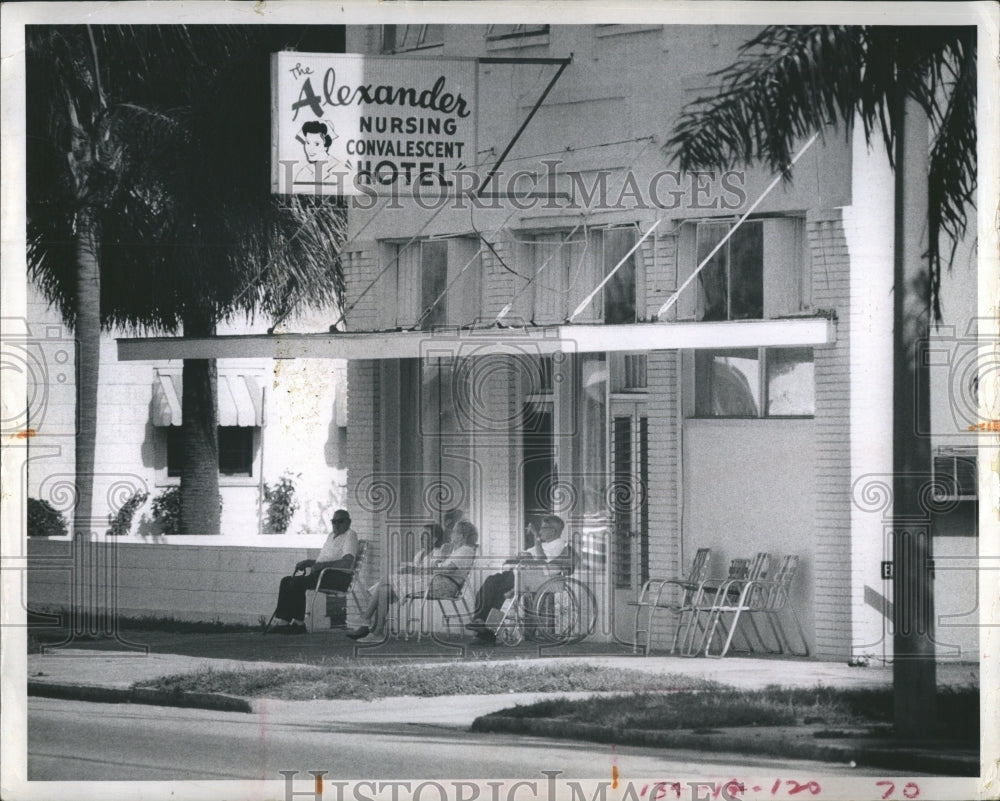 1969 Press Photo Patients outside The Alexander Nursing Convalescent Hotel - Historic Images