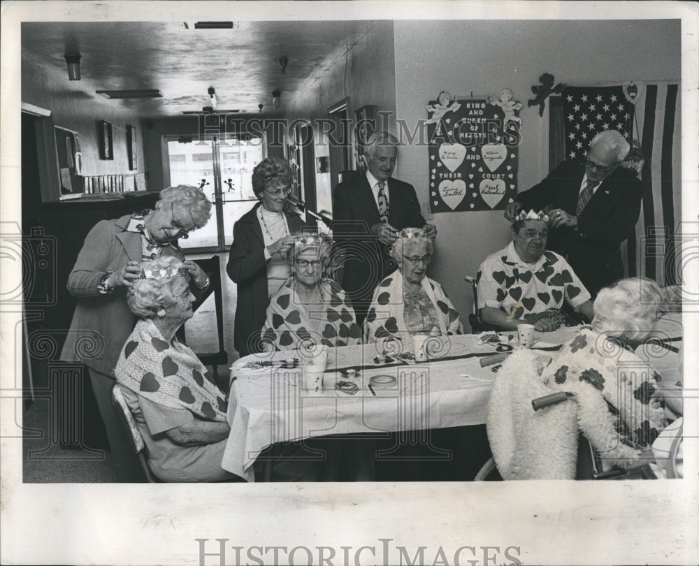 1977 Press Photo Cambridge nursing home crowns queen and king for Valentines Day - Historic Images