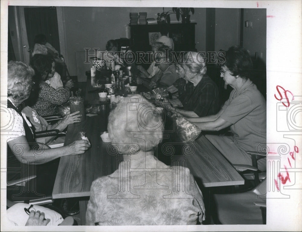 1970 Press Photo some of the patients working on Christmas gifts - RSH10647 - Historic Images