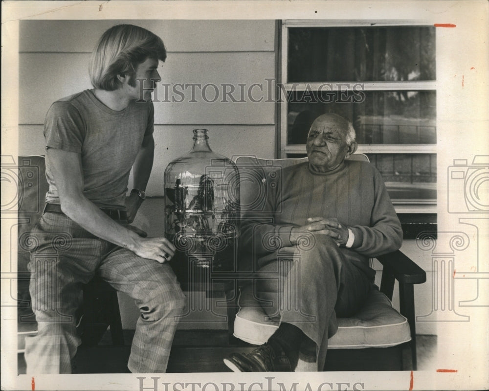 1974 Press Photo Carl Peters social and activities director at bayou gardens - Historic Images