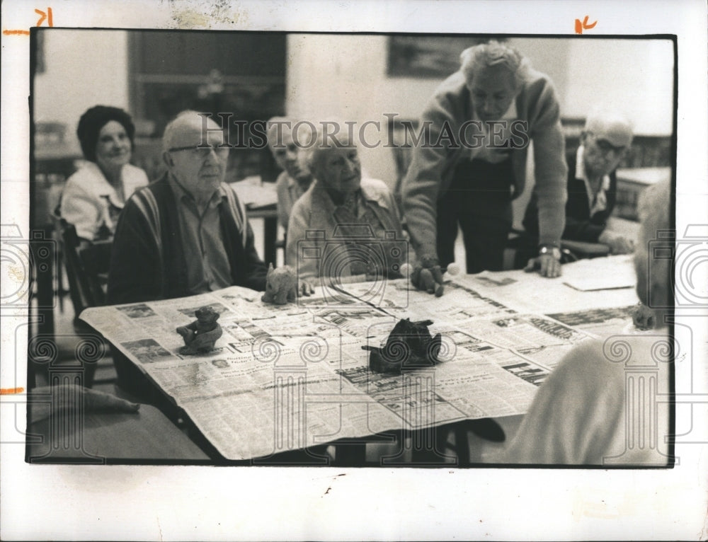 1974 Press Photo Charles Pitt, ceramics instructor Richey Manor Nursing Home - Historic Images