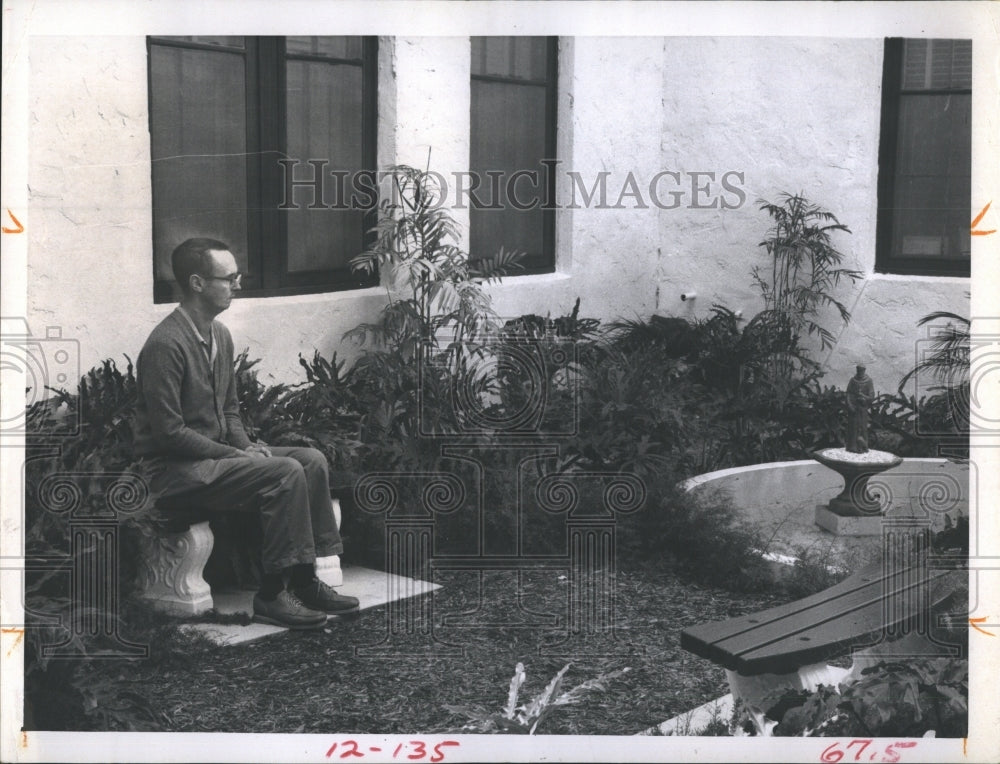 1969 Press Photo Meditation in Nursing Home Garden - Historic Images