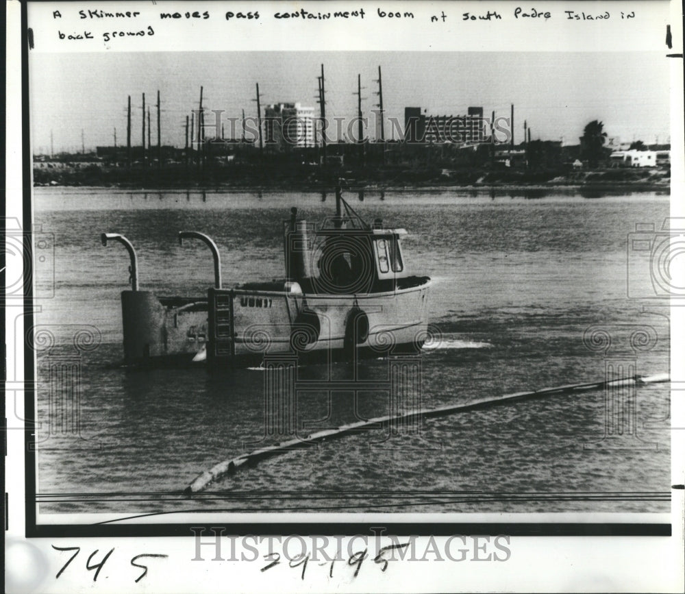 1979 Press Photo Oil spill off of South Padre Island - Historic Images