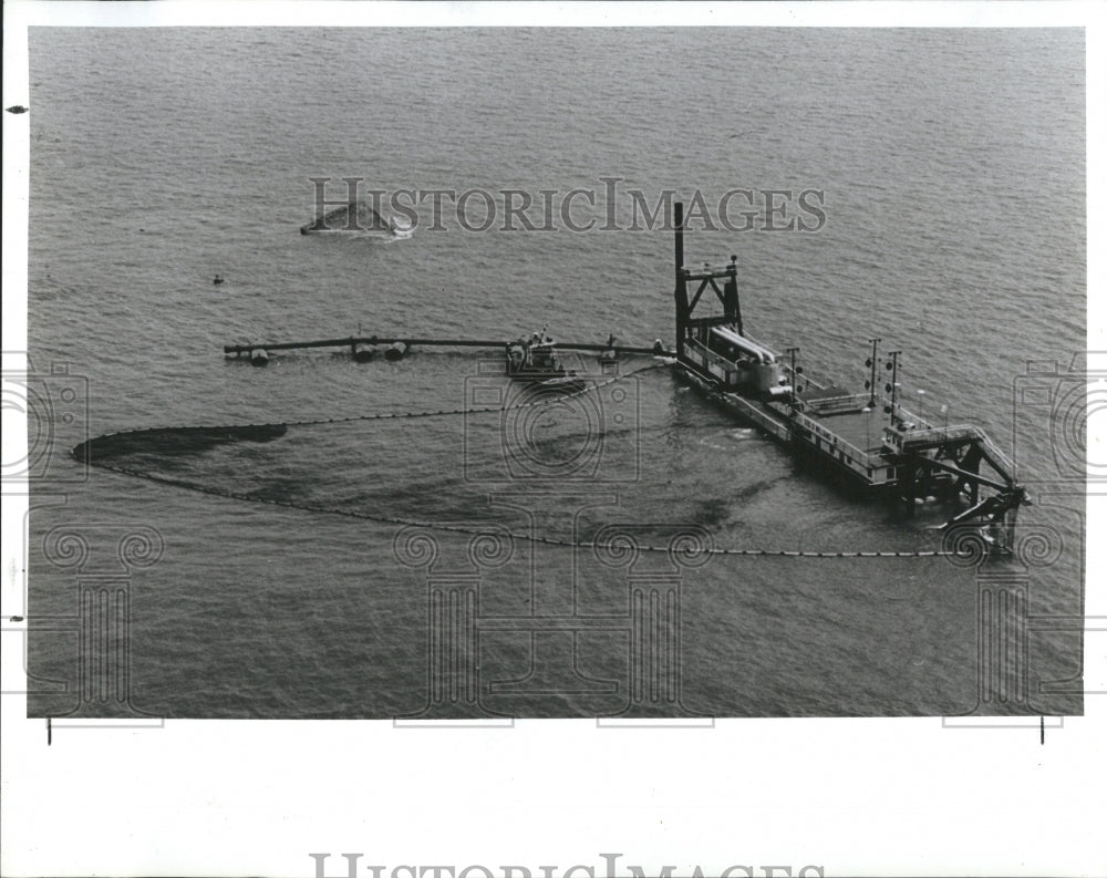 1990 Press Photo Fuel &amp; oil spill cleanup underway near Sunshine Skyway bridge - Historic Images