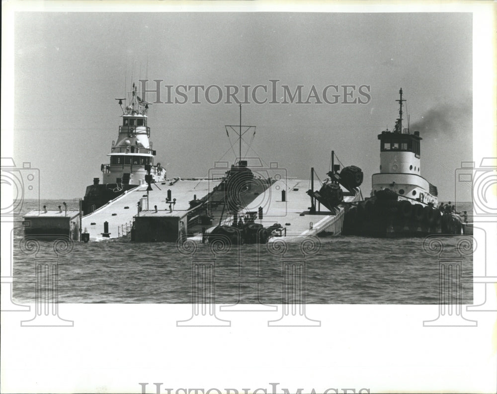 1980 Press Photo Oil spill cleanup - Historic Images