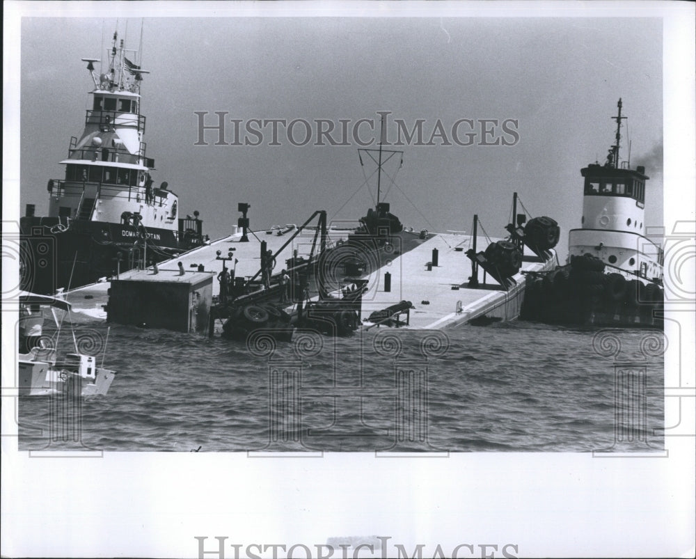 1980 Press Photo Oil Carrier Begins To Sink While Tug Boats Assist Survivors - Historic Images