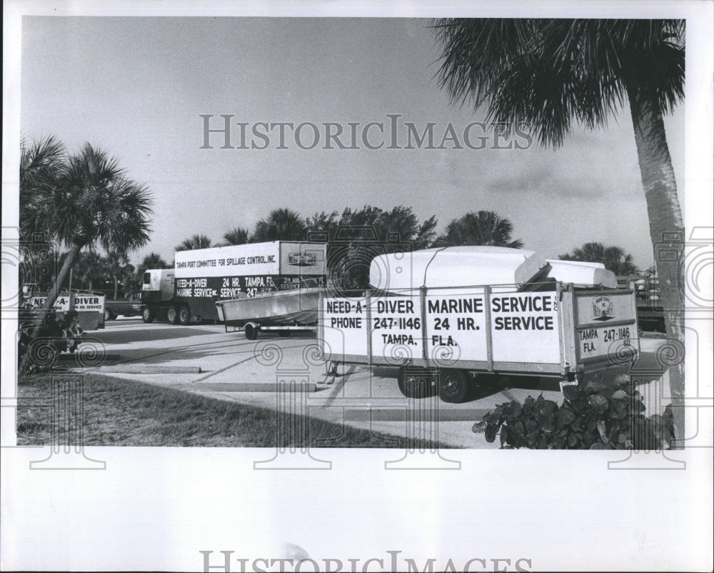 1980 Press Photo Company Trucks For Need A Diver Marine Service Spillage Control - Historic Images