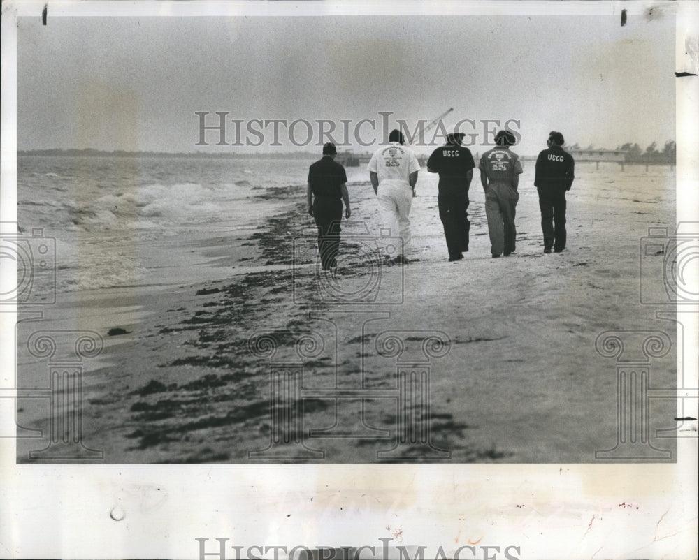 1978 Press Photo Cleanup Crew Walks Along Fort De Soto Beach After Oil Spill - Historic Images