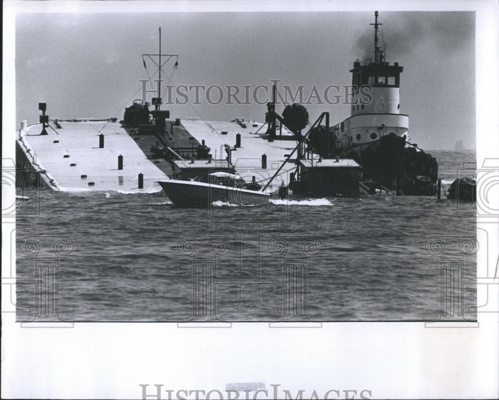 1980 Press Photo Tugboat On Site Of Sinking Boat Causing Oil Spill Eggmont Key - Historic Images