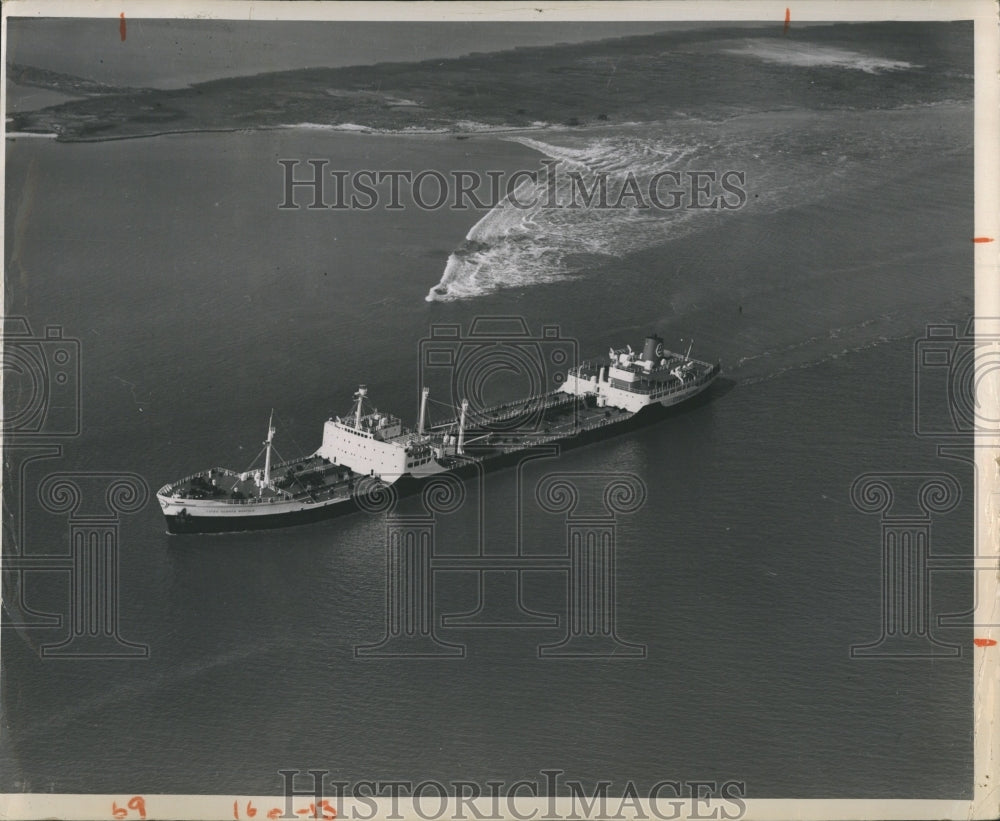 1964 Press Photo Fuel tanker off Florida coast - RSH10705 - Historic Images