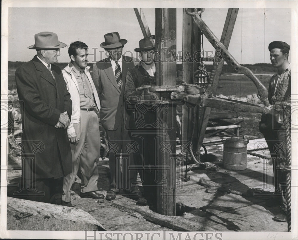 1948 Press Photo Drilling Superintendent T.B Houch explains operation of drillng - Historic Images