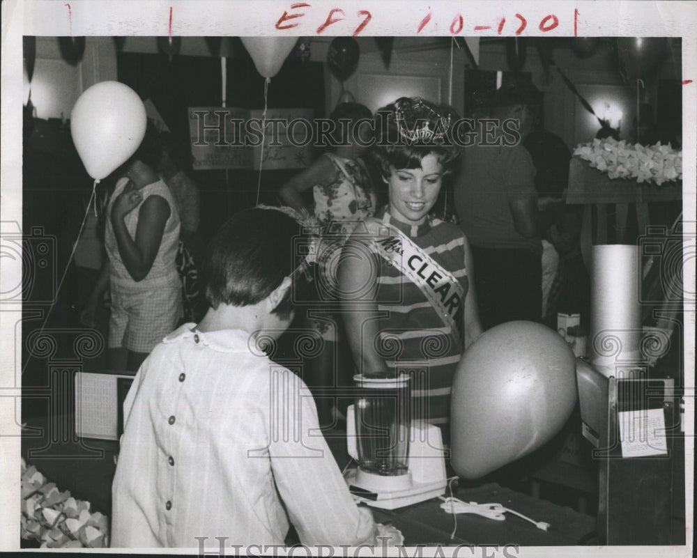 1968 Press Photo Carnival Brightens Florida nursing home - Historic Images