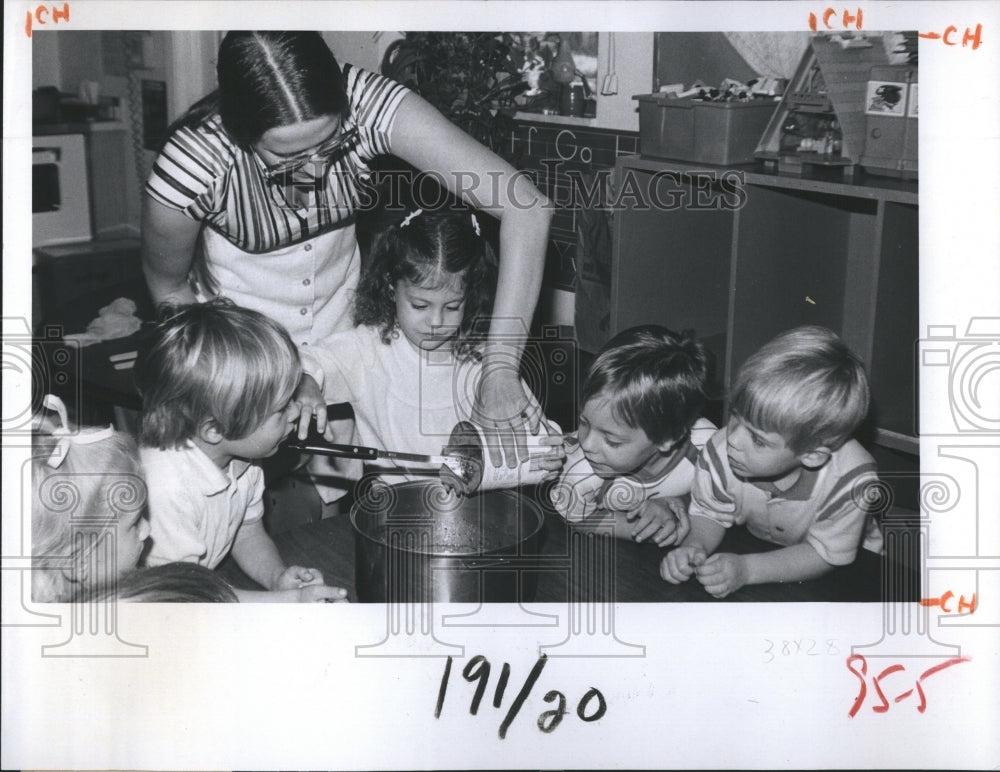 1981 Press Photo Children learning how to cook,mix the filing for a pumpkin cake - Historic Images