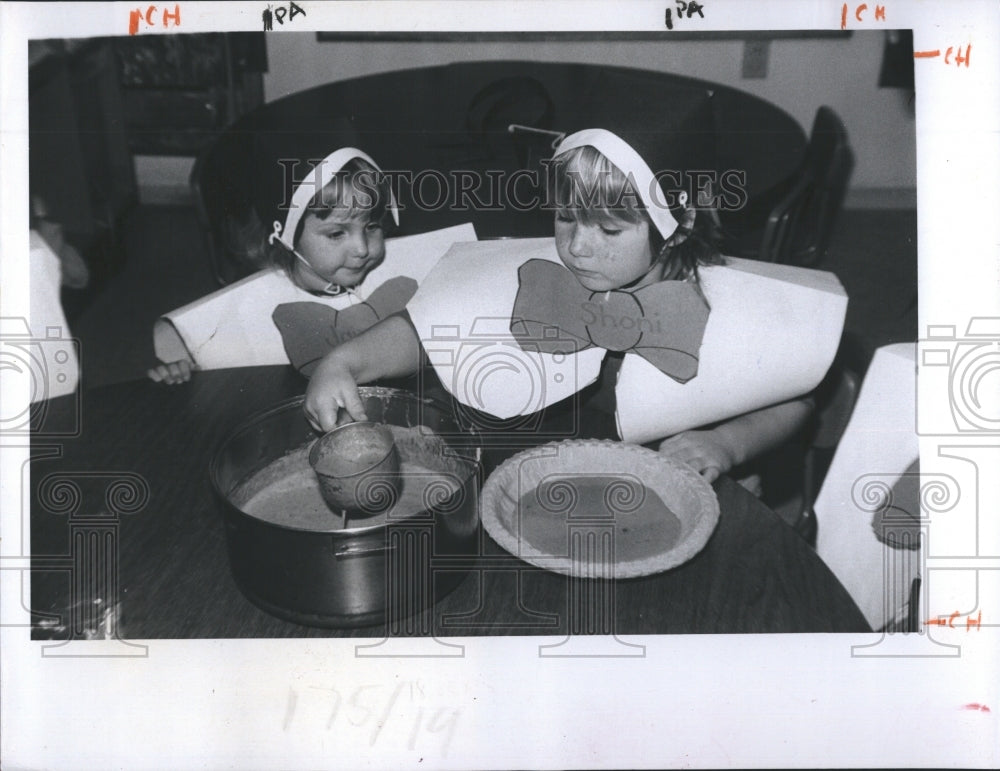 1981 Press Photo filling the pie shell - Historic Images