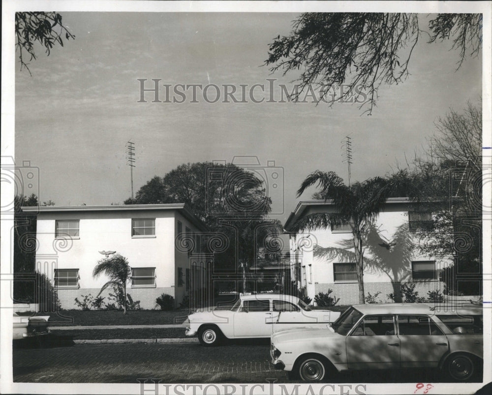 1965 Press Photo Oasis Apartments Automobiles St. Petersburg - Historic Images