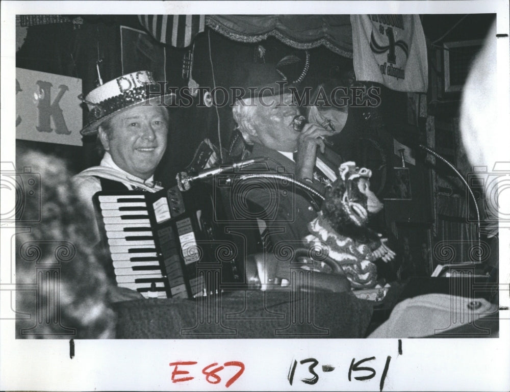 1980 Press Photo Charlie&#39;s Oasis Pub Dick Watkins Charlie Watkins Accordian - Historic Images