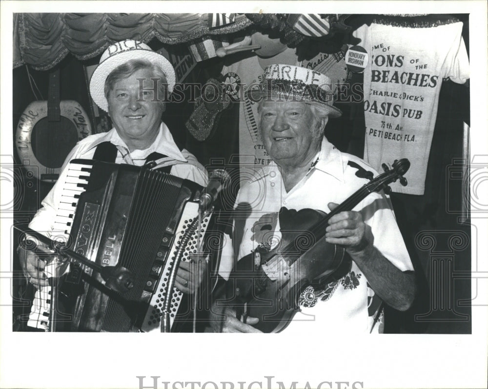 1981 Press Photo Oasis Pub Charlie Watkins Dick Watkins Accordian Violin - Historic Images