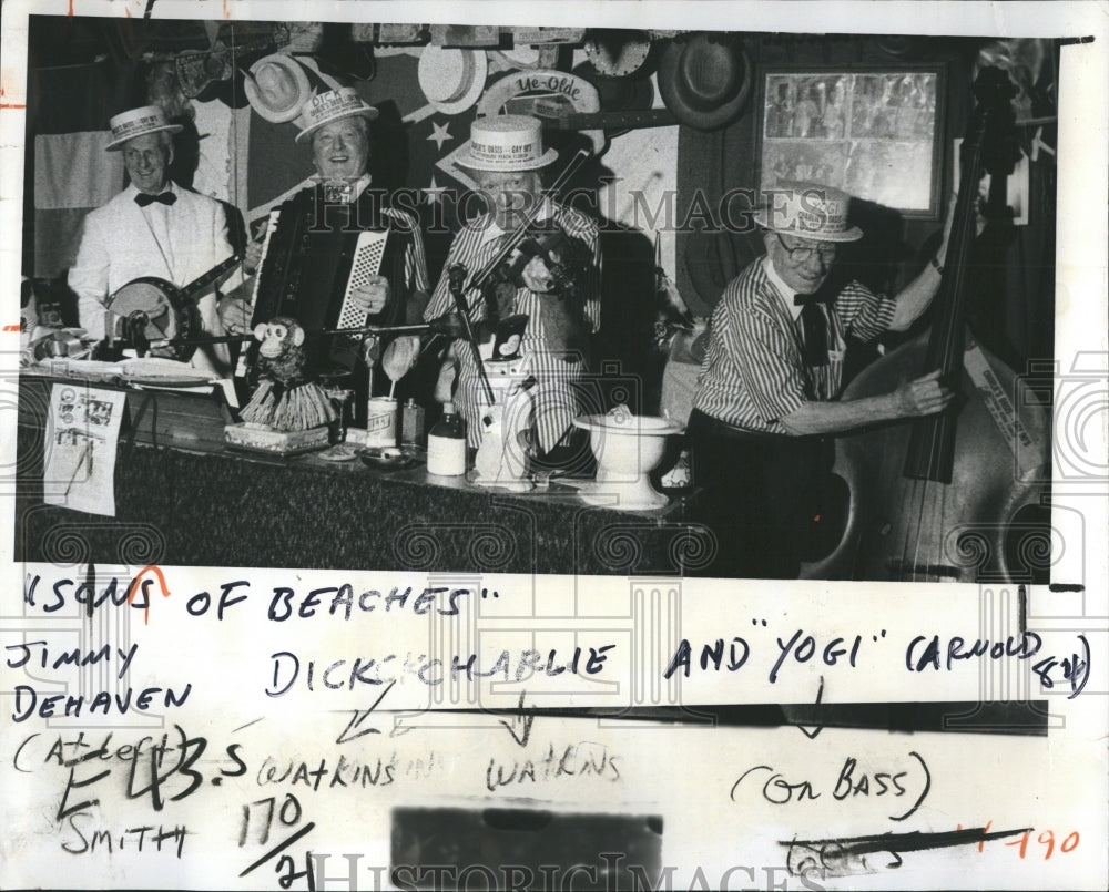 1978 Press Photo Harry Smith playing Banjo at Charlies Oasis Bar. - RSH10841 - Historic Images