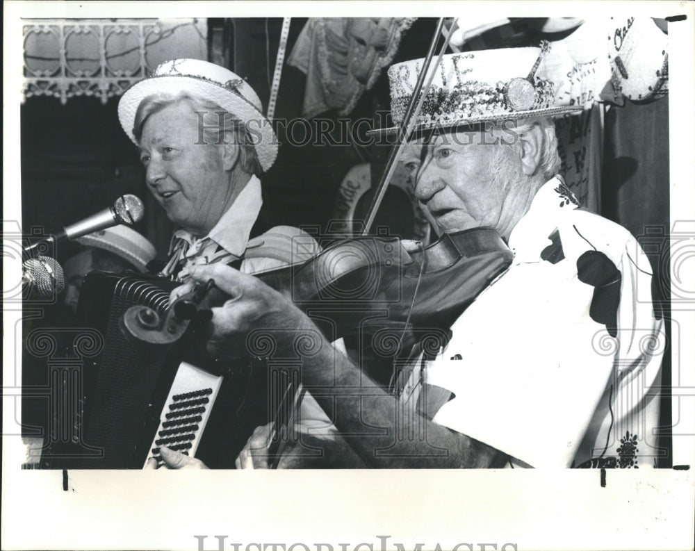 1981 Press Photo Dick Watkins and his father - RSH10849 - Historic Images